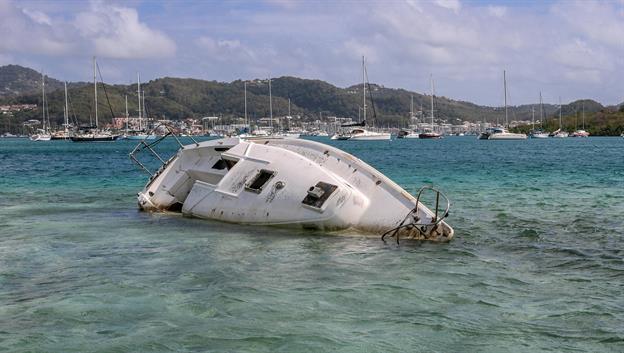 Dieses kleine Segelschiff hat es nicht mehr in das „Hurrikan Hole“ geschafft, es liegt völlig zerstört direkt vor dem Eingang auf dem Riff.